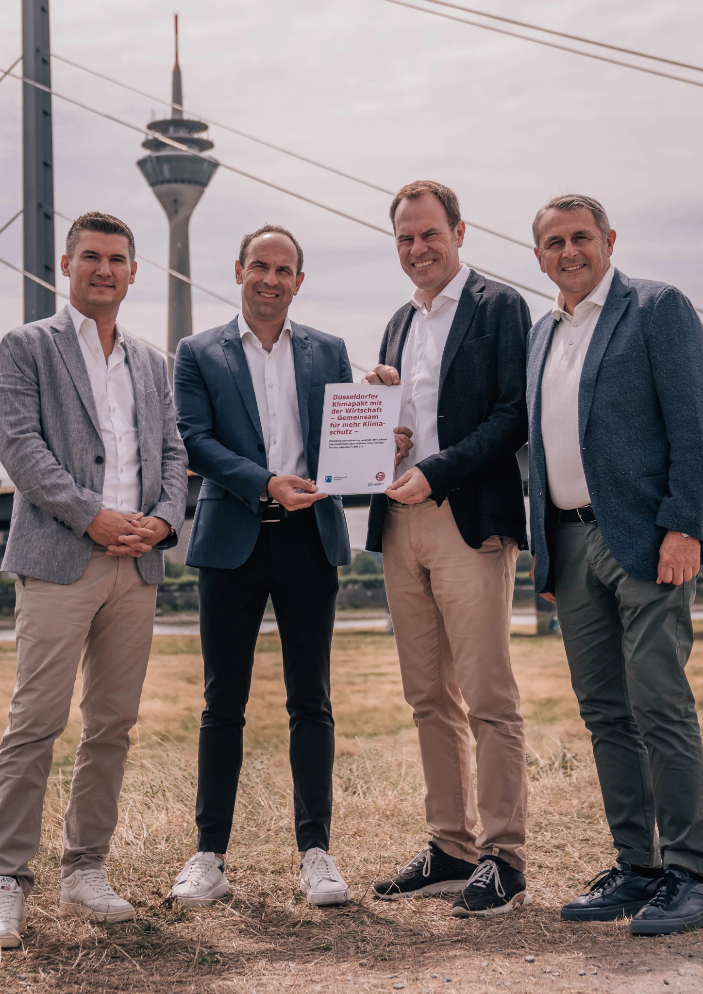 Das Klimapakt-Team und der Bürgermeister vor dem Fernsehturm in Düsseldorf